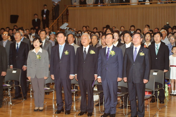 6ㆍ10 민주항쟁 기념식에 참석한 여야 대표들이 순국선열에 대한 묵념을 하고 있다. 왼쪽부터 이정희 통합진보당 최경환 새누리당 원내대표, 김한길 민주당 대표, 박원순 서울시장, 유정복 안전행정부 장관. 