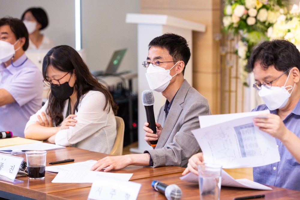 마이크를 들고 김종진 사단법인 유니온센터 이사장이 토론발표하고 있다.