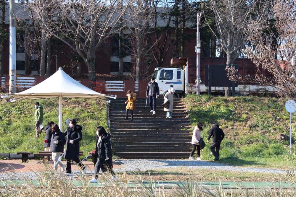 학의천 주변으로 흩어지고 있는 직원들의 모습 사진