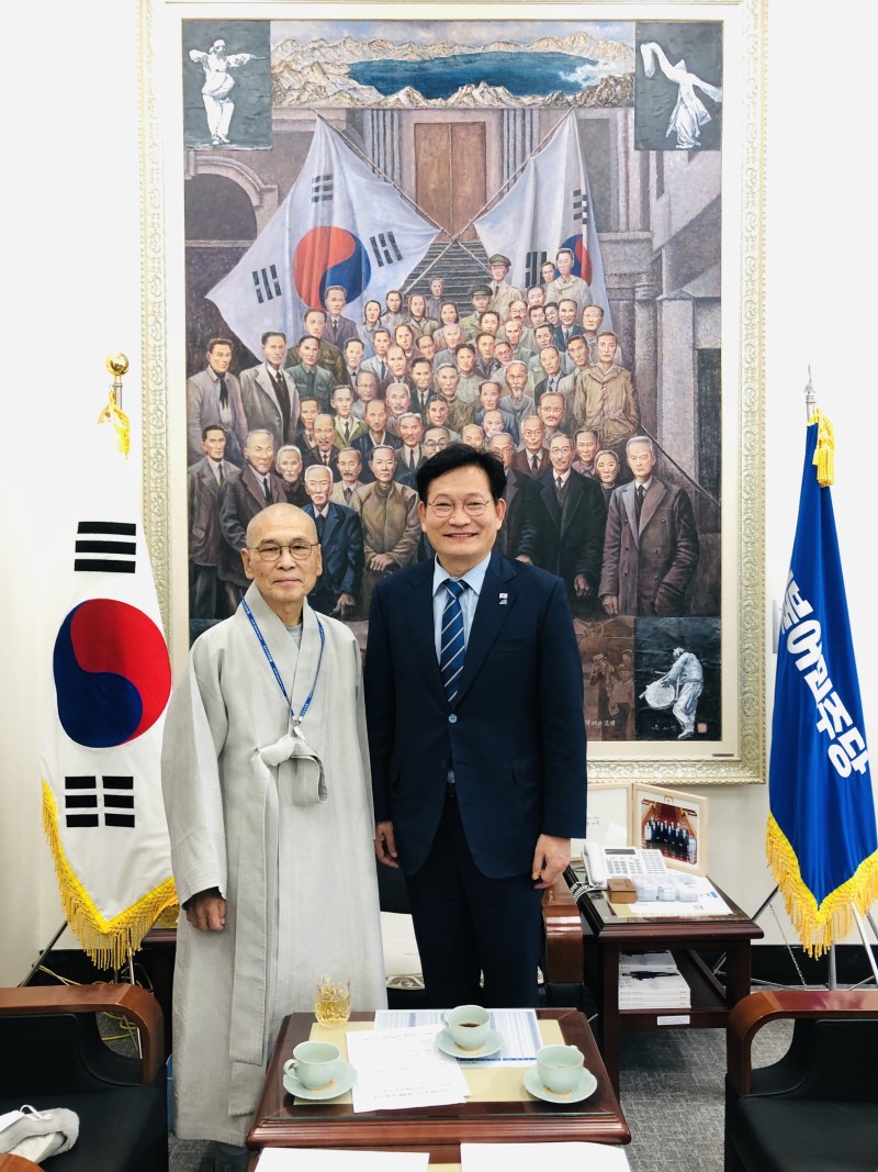 지선 이사장과 송영길 더불어민주당 당대표가 나란히 서서 기념사진을 촬영하고 있다