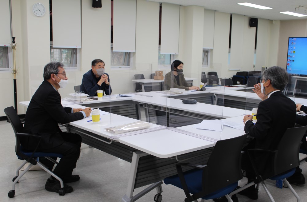 청렴시민감사관(왼쪽부터 정상시, 윤장혁, 오민애)이 강성구 상임부이사장과 이야기를 나누고 있다.