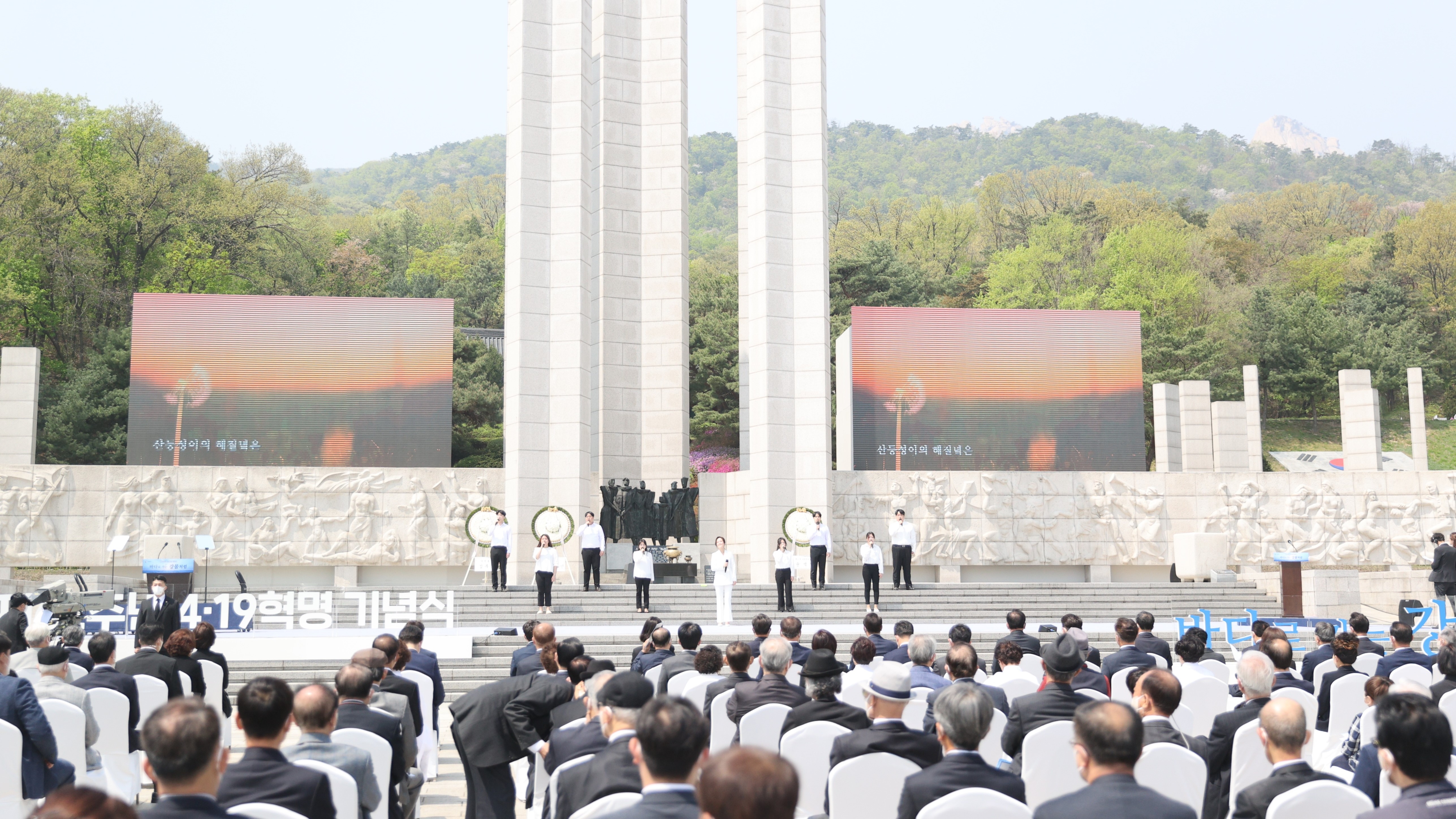 뮤지컬 배우와 4·19연합합창단이 [민들레 홀씨되어]를 공연하고 있다.