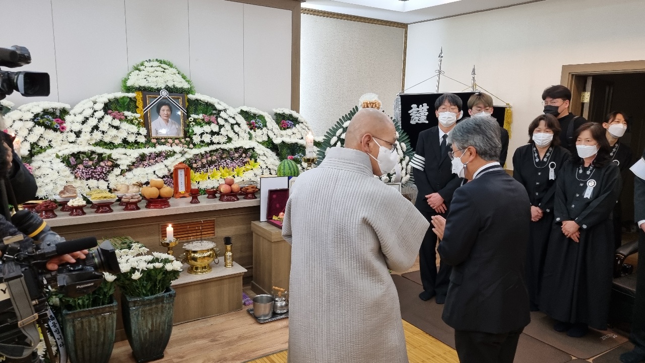 배은심 어머니의 빈소에서 지선 이사장, 강성구 부이사장이 조문하는 모습